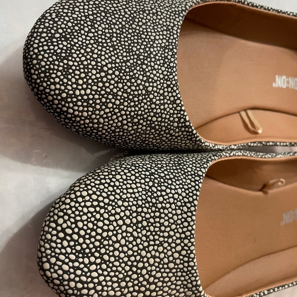 Like-New Black and White Flats - Picture 3 of 6